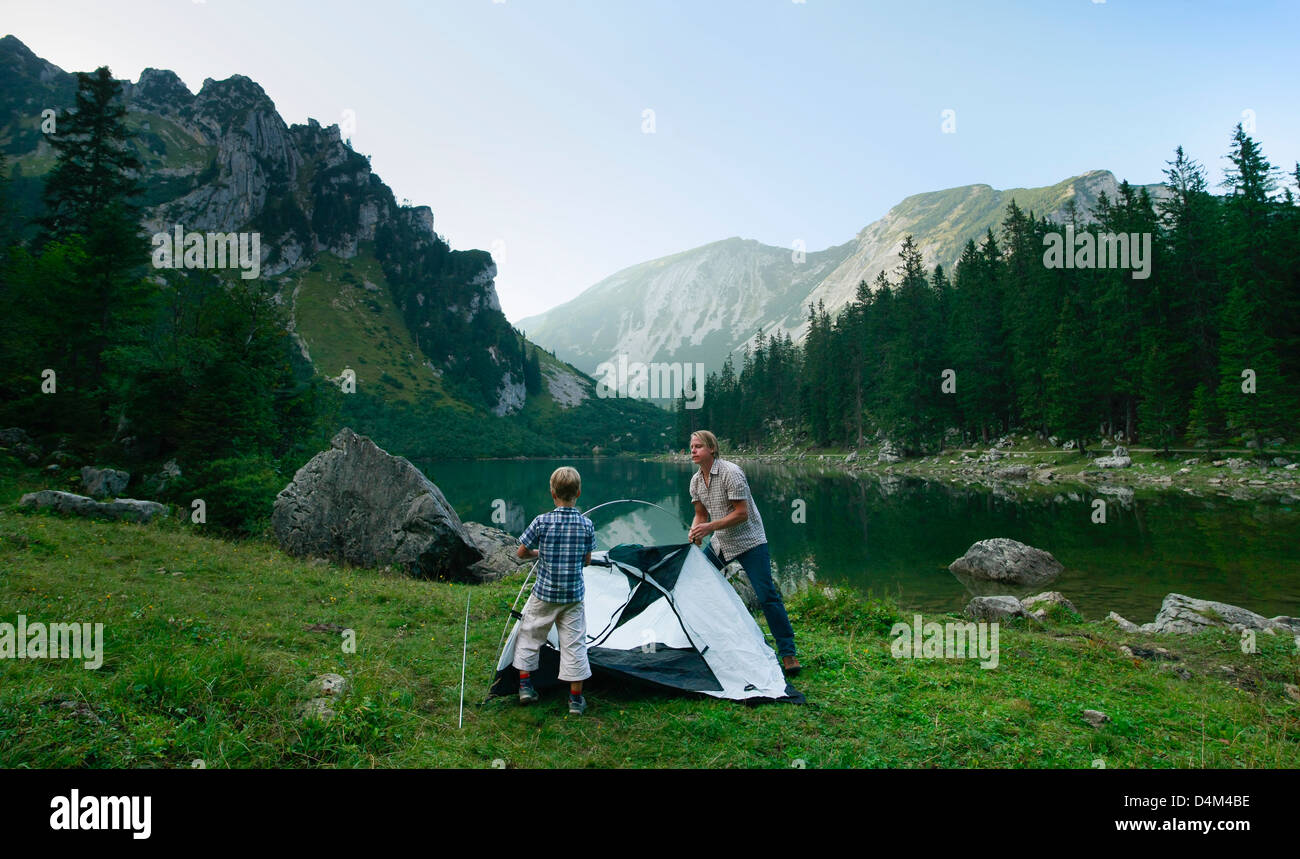 Padre e figlio pitching tenda insieme Foto Stock