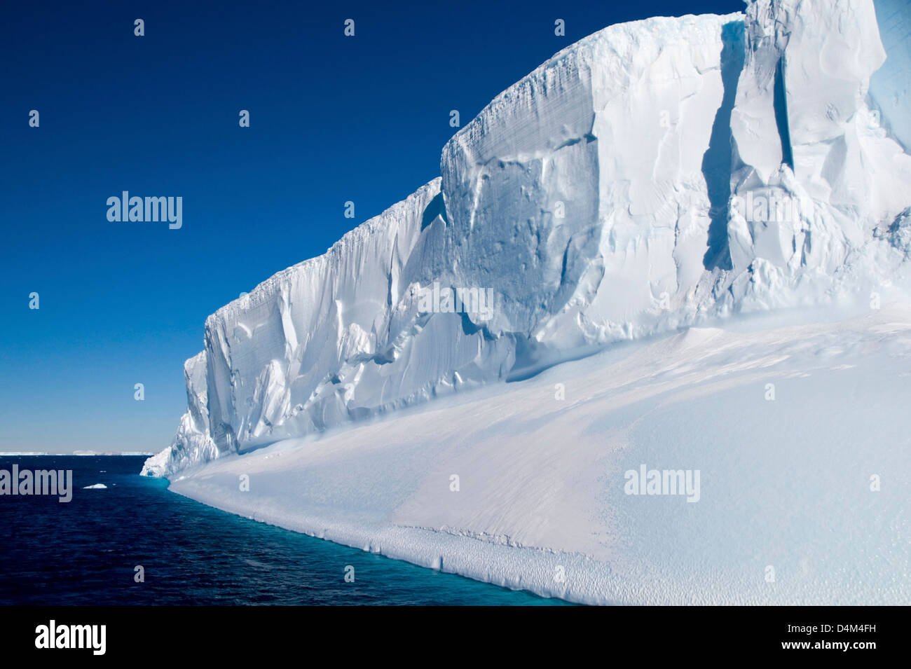 Un iceberg tabulari situato nelle acque del suono Antartico vicino alla penisola antartica Foto Stock