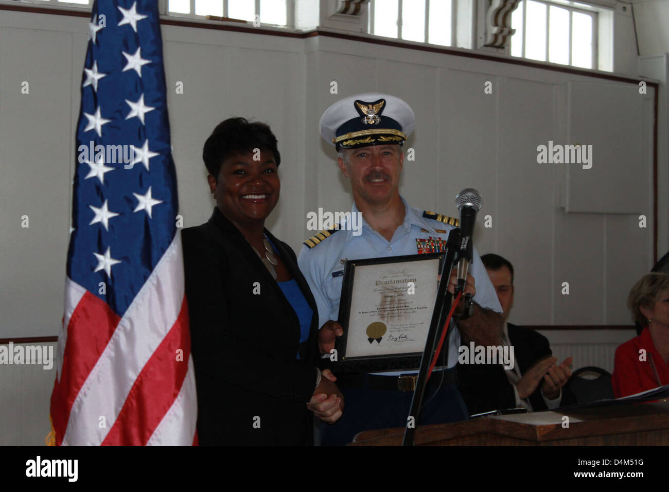 La Guardia costiera Sector Ohio Valley ha celebrato il suo 130° anniversario di servizio a Louisville, Kentucky. L'evento ha incluso una celebrazione del giorno della Guardia Costiera sulla Belle of Louisville, che riflette i contributi storici del settore alla sicurezza e alla sicurezza della regione. Foto Stock