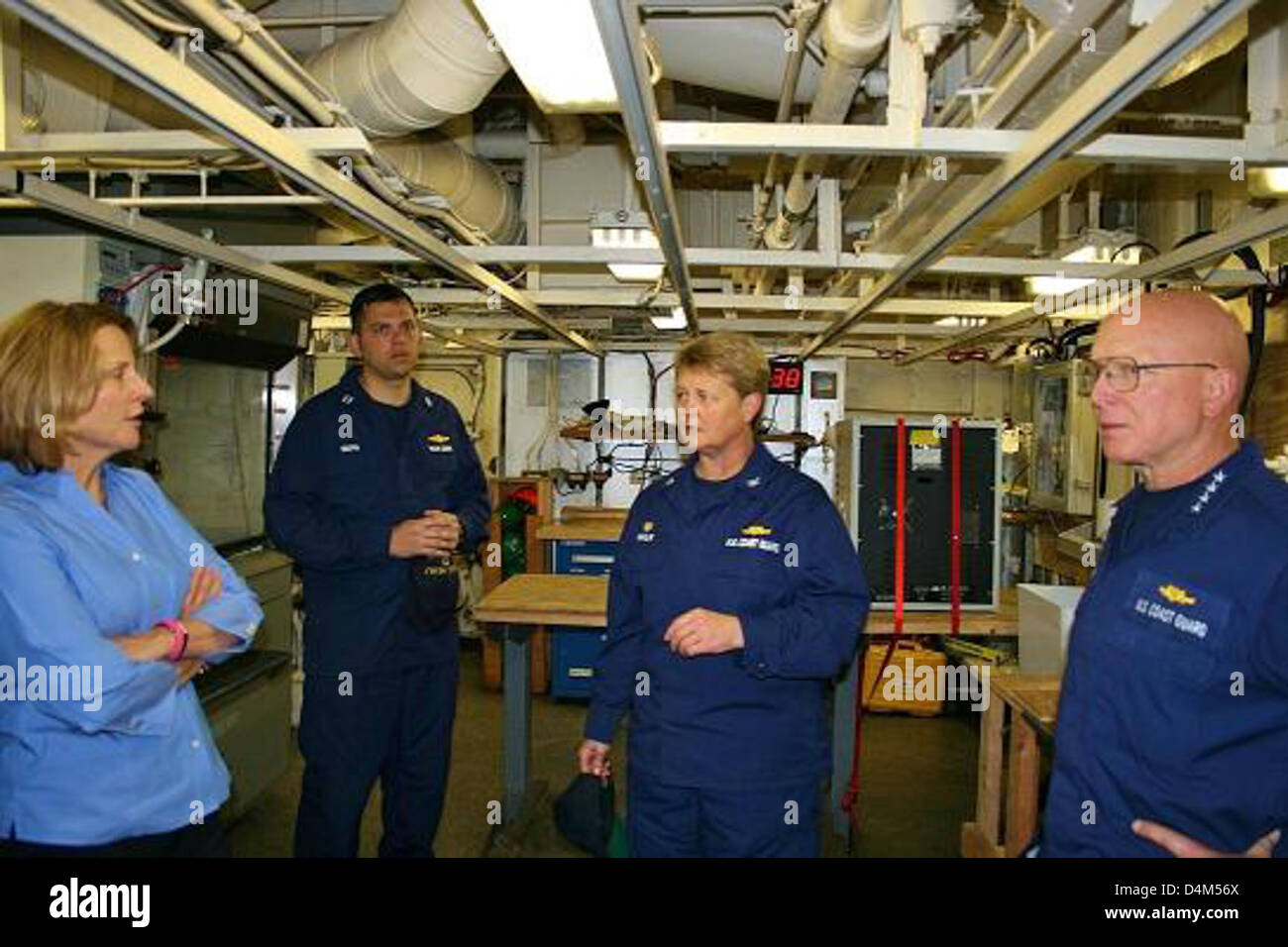 Il comandante della Guardia Costiera, insieme al Segretario della sicurezza interna, visitò la Cutter Healy della Guardia Costiera degli Stati Uniti, un rompighiaccio ad alta latitudine. La visita ha evidenziato il ruolo del cutter nella ricerca scientifica, nelle operazioni artiche e nel suo sostegno alla sicurezza nazionale. Foto Stock