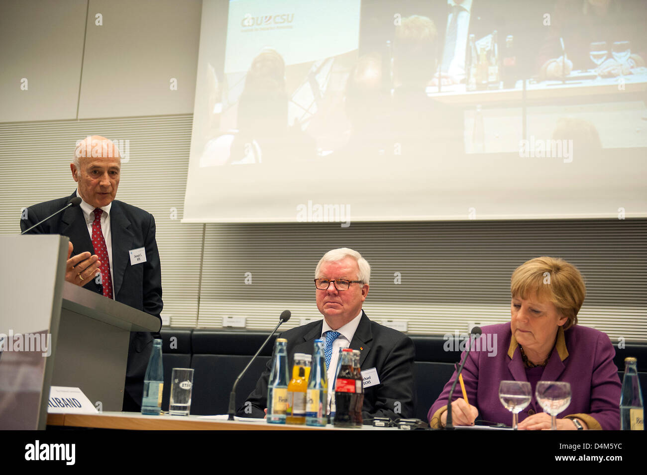 Il 15 marzo, Berlin - Germania. Angela Merkel dà un discorso alla riunione annuale della "Commissione Trilaterale' nella sala CDU in tedesco Parlament (Bundestag) con la presenza del Gruppo europeo Presidente Jean Claude Trichet e il Vice Presidente, Michael Fuchs. Credits: Credito: Gonçalo Silva/Alamy Live News. Foto Stock