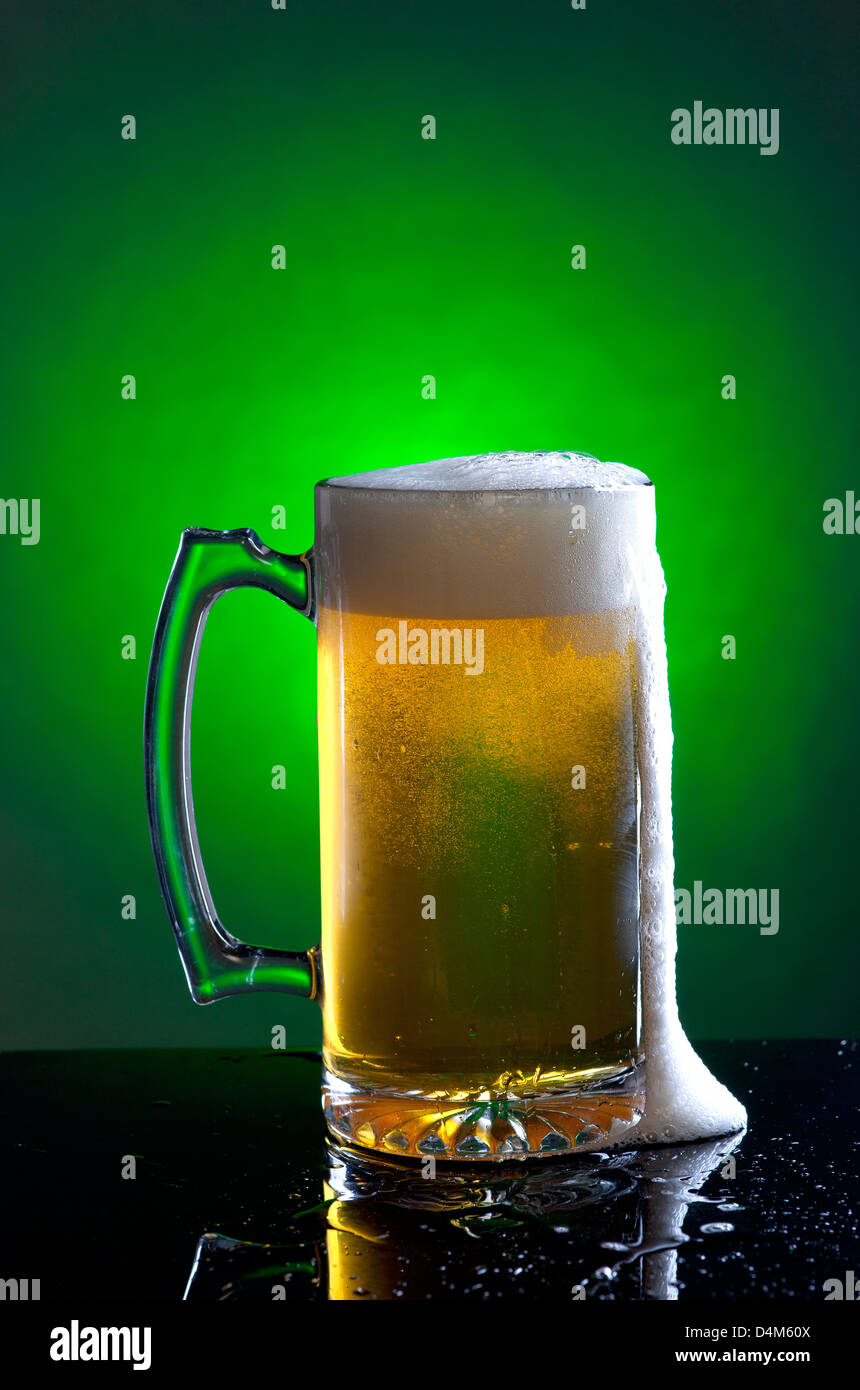 Schiumoso a tazza di birra. Foto Stock