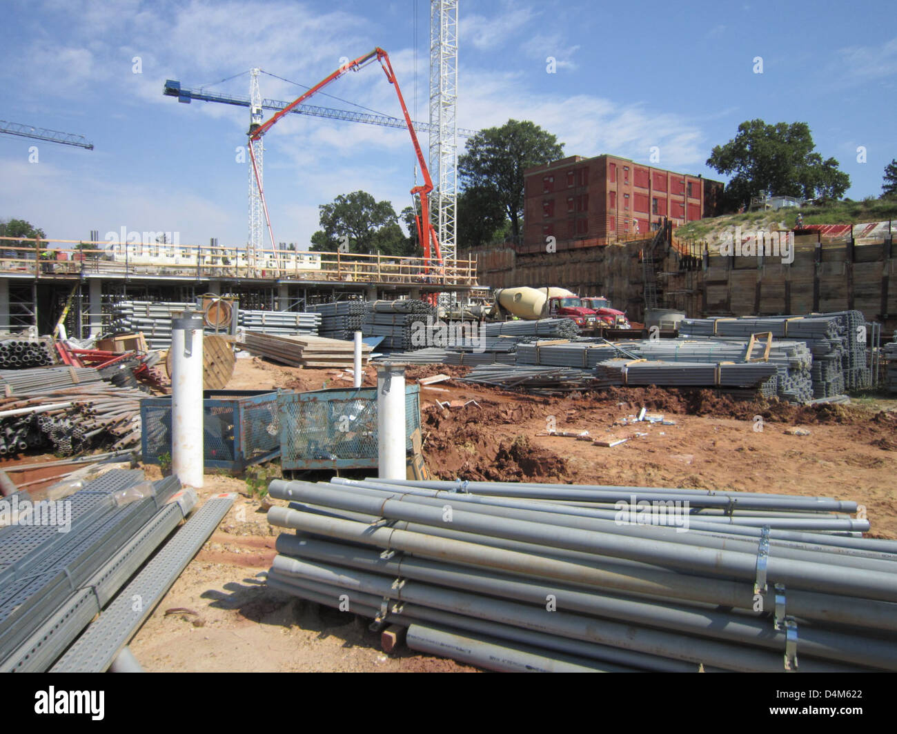 Un'installazione di condotti elettrici a Elizabeth Street, progettata per una distribuzione efficiente dell'alimentazione e per garantire un servizio affidabile per le esigenze delle infrastrutture locali. Foto Stock