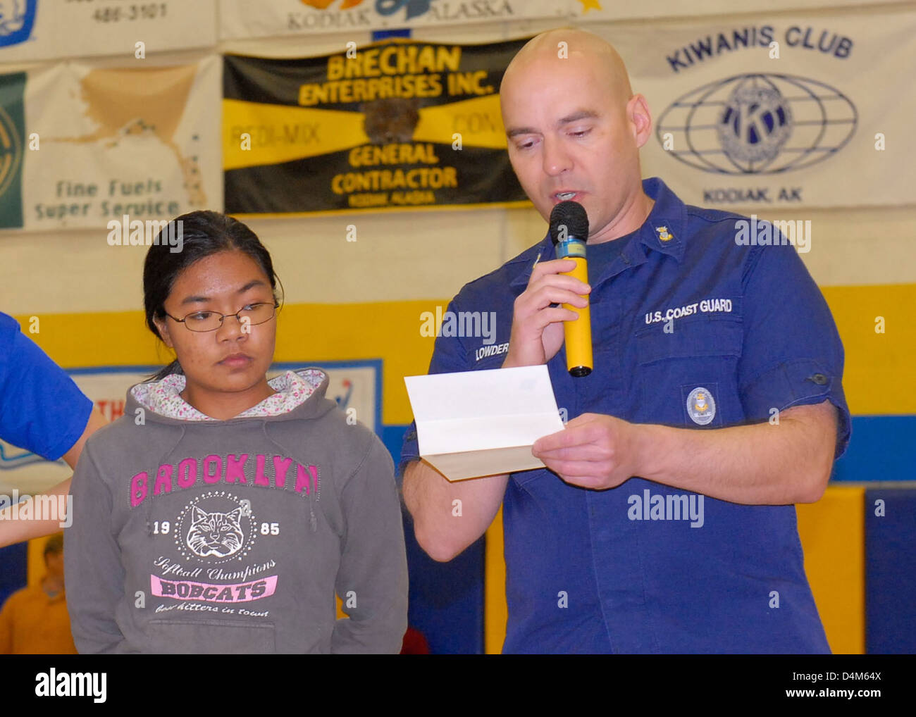 Bitanga riceve il premio PIE ART a Kodiak, Alaska, per i suoi eccezionali contributi alla consapevolezza delle risorse marine attraverso l'espressione artistica nel concorso Living Marine Resources. Foto Stock