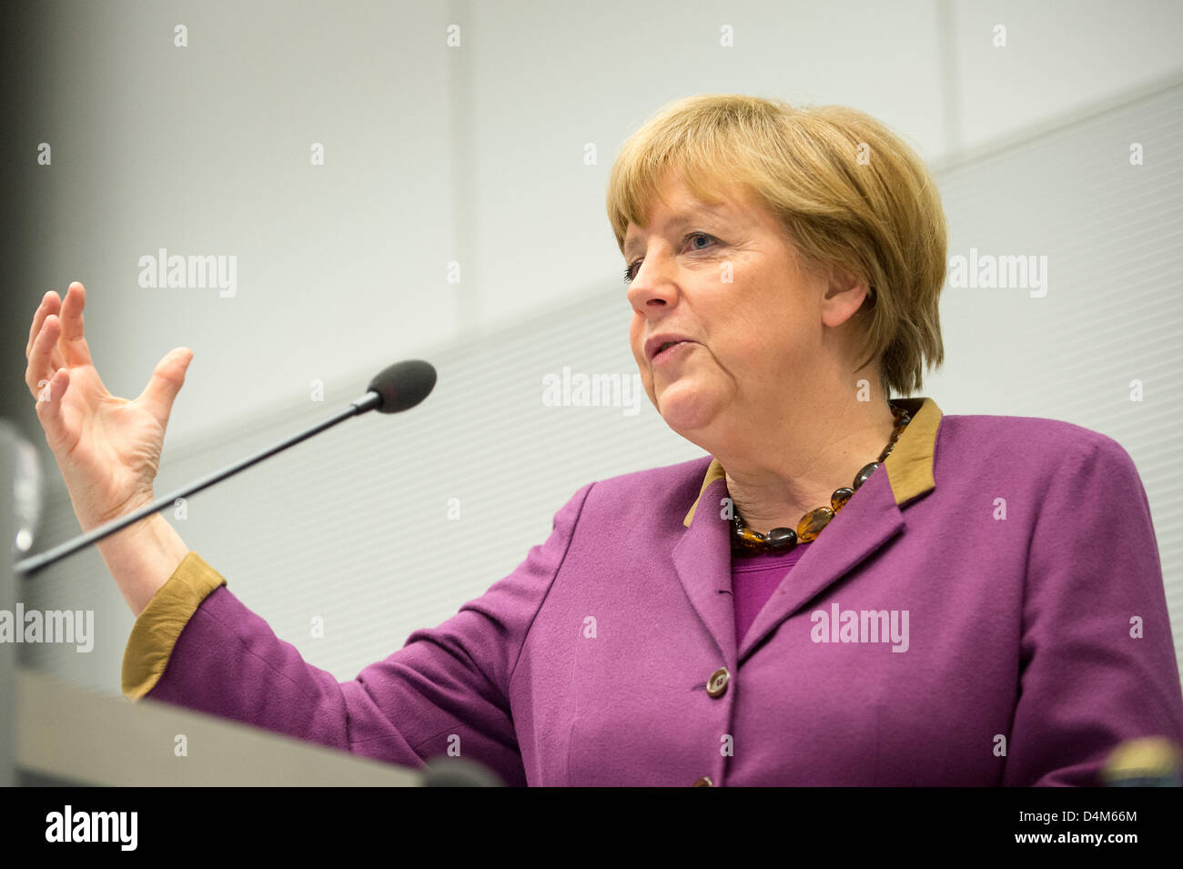 Il 15 marzo, Berlin - Germania. Angela Merkel dà un discorso alla riunione annuale della "Commissione Trilaterale' nella sala CDU in tedesco Parlament (Bundestag) con la presenza del Gruppo europeo Presidente Jean Claude Trichet e il Vice Presidente, Michael Fuchs. Credits: Credito: Gonçalo Silva/Alamy Live News. Foto Stock