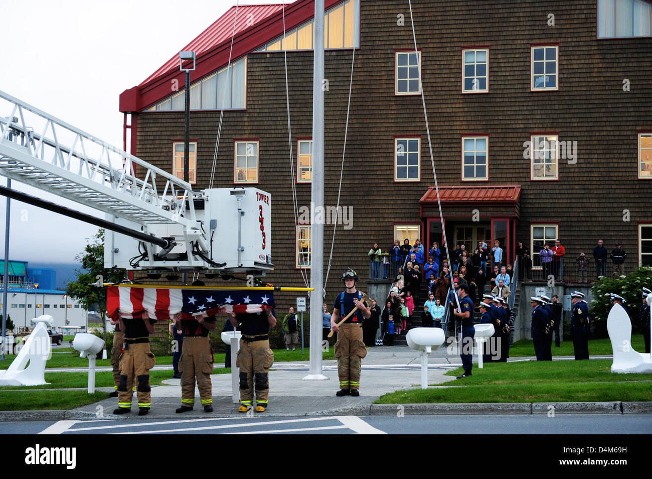 La base della Guardia Costiera Kodiak tenne una cerimonia per ricordare gli attacchi dell'11 settembre 2001, onorando le vite perse e il servizio dei soccorritori. La cerimonia in Alaska includeva bandiere, momenti di silenzio e la partecipazione dei vigili del fuoco e del personale della Guardia Costiera. Foto Stock La base della Guardia Costiera Kodiak tenne una cerimonia per ricordare gli attacchi dell'11 settembre 2001, onorando le vite perse e il servizio dei soccorritori. La cerimonia in Alaska includeva bandiere, momenti di silenzio e la partecipazione dei vigili del fuoco e del personale della Guardia Costiera. Foto Stock