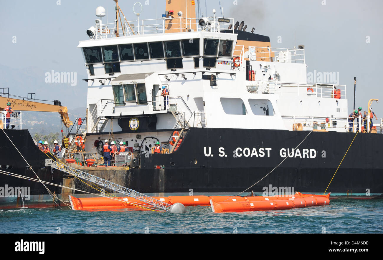 La dimostrazione VOSS (Vessel of Opportunity Skimming System) presenta un sistema mobile progettato per la raccolta delle fuoriuscite di petrolio in ambienti marini. Fa parte degli sforzi in corso della Guardia Costiera per migliorare le capacità di risposta durante gli incidenti di inquinamento marittimo. Foto Stock