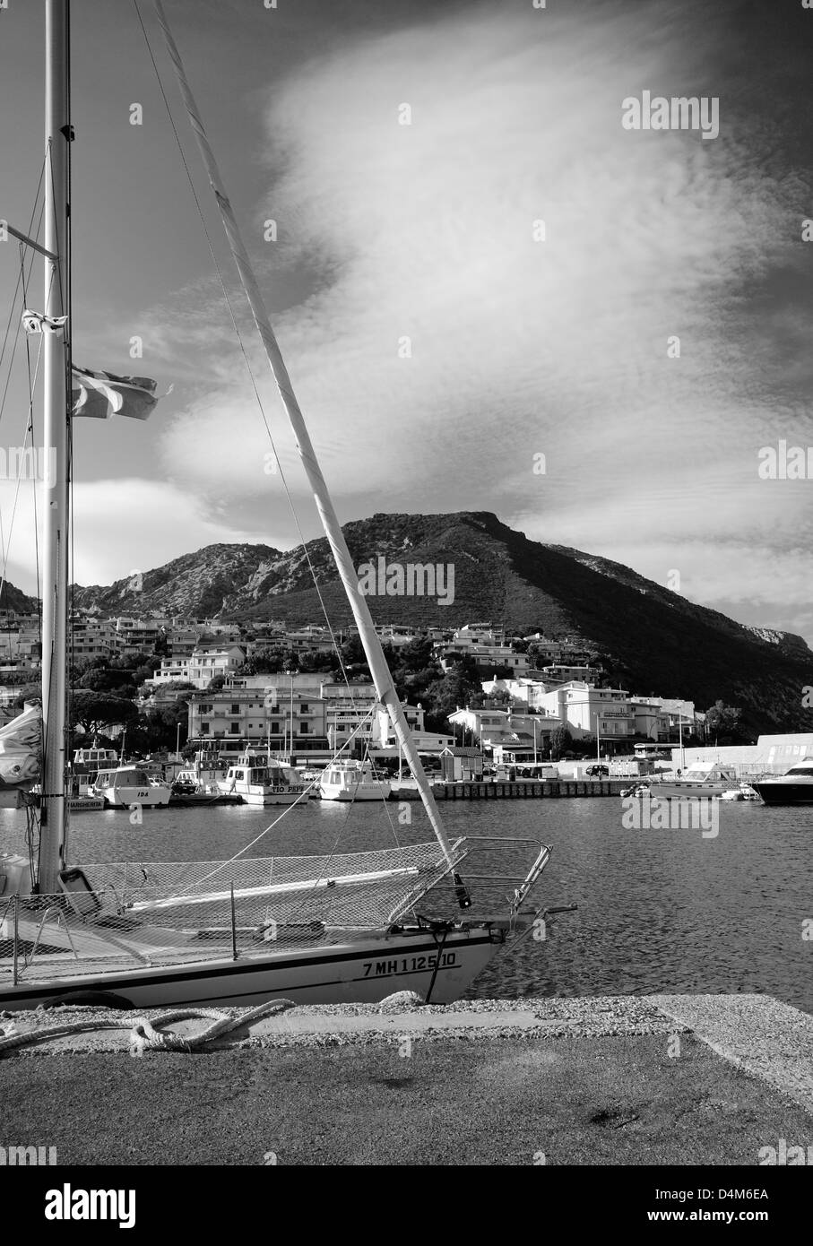 Yacht a ormeggiare nel piccolo porto di Cala Gonone, Dorgali, il golfo di Orosei, Sardegna, Italia Foto Stock