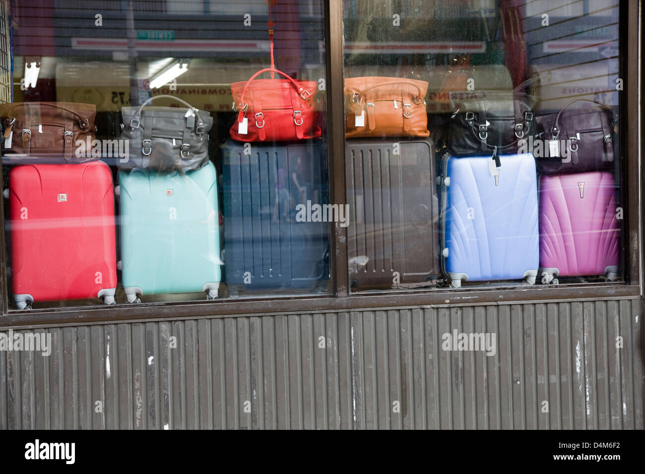 Valigie in pelle e borse da viaggio nella vetrina di un negozio, Chinatown,  New York Foto stock - Alamy
