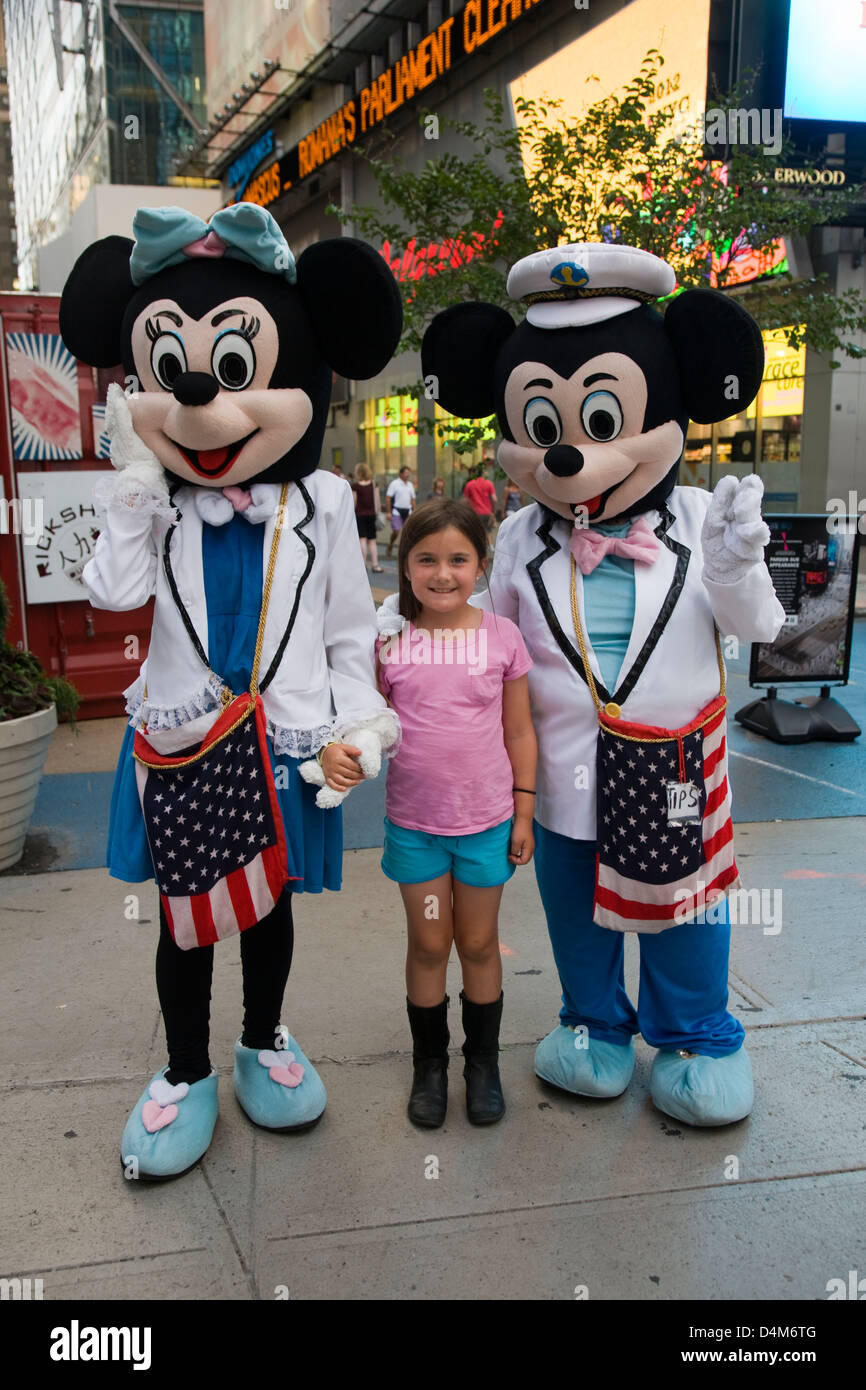 Topolino e Minnie Mouse personaggio dei fumetti costumi in posa con i bambini in Times Square a New York Foto Stock