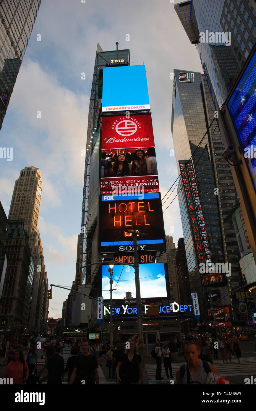 Illuminato a LED neon segno 'Hotel Hell' sulla fine del blocco in Times Square a New York Foto Stock