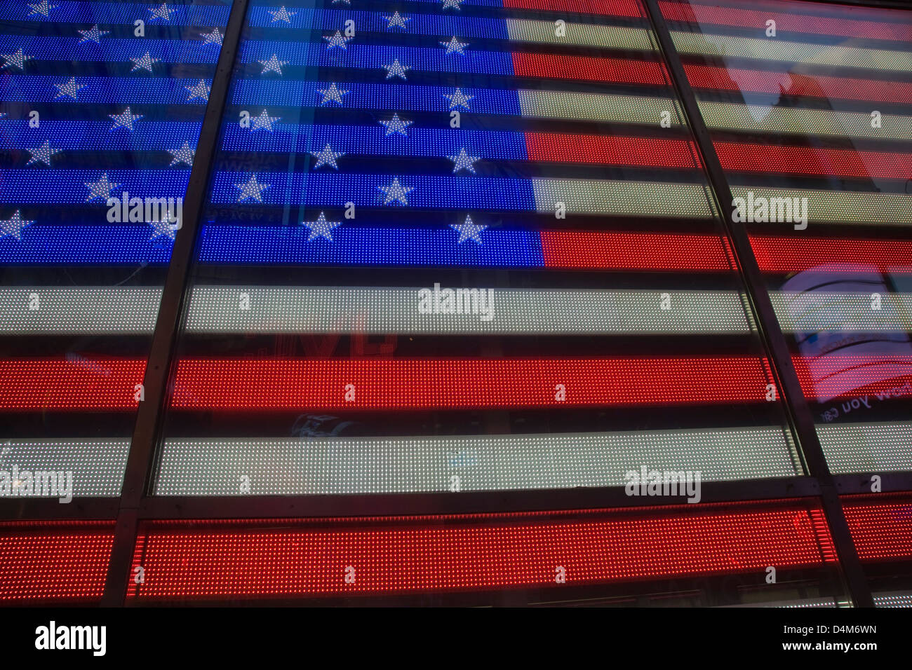 Noi la bandiera a stelle e strisce su un insegne pubblicitarie luminose LED neon sign in Times Square a New York Foto Stock