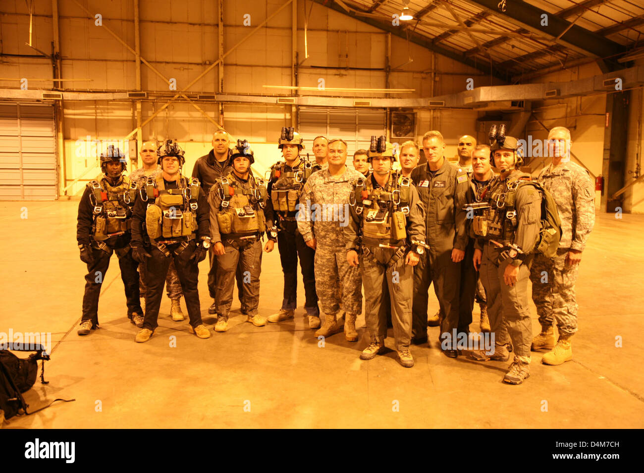 L'USCG Aviation Training Center Mobile ha collaborato con le forze speciali dell'esercito degli Stati Uniti (7th Group) per l'addestramento congiunto tra agenzie. Questa collaborazione migliora la prontezza operativa e l'interoperabilità tra le forze militari per le missioni future. Foto Stock