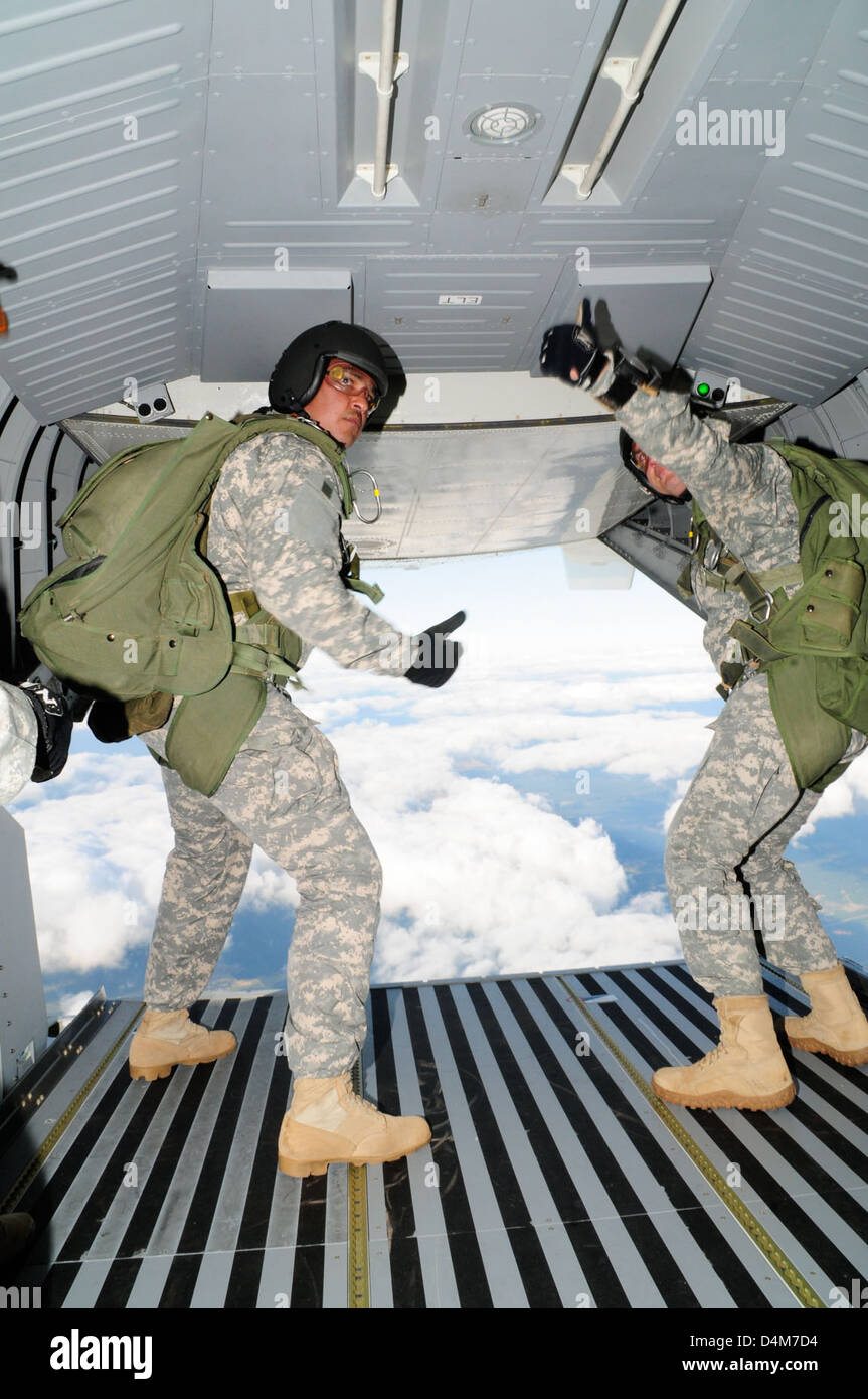 La Guardia Costiera degli Stati Uniti e il personale dell'Esercito degli Stati Uniti del 7th Special Forces Group conducono esercitazioni di addestramento congiunte, comprese operazioni con aerei HC-144 presso la Eglin Air Force base. Foto Stock