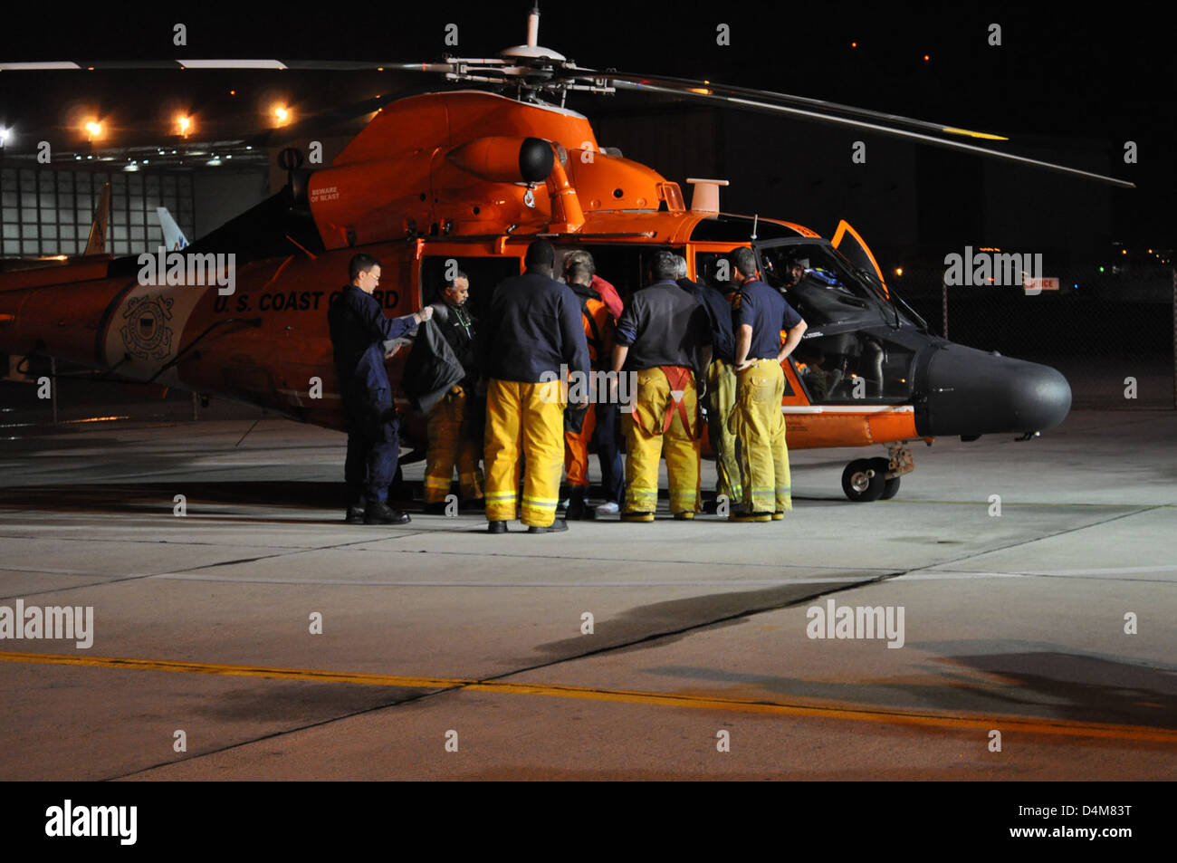 L'equipaggio aereo di Los Angeles ha salvato con successo quattro diportisti bloccati in acqua dopo che la loro barca si è capovolta. L'equipaggio rispose rapidamente, sollevando i sopravvissuti in sicurezza durante l'operazione. Foto Stock