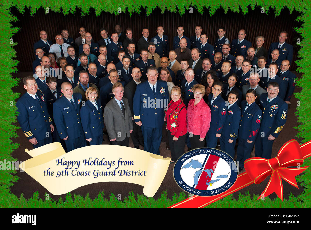Il 9° Distretto della Guardia Costiera estende i saluti festivi a tutto il personale e alle famiglie, celebrando la fine dell'anno e i risultati della Guardia Costiera. Il distretto riconosce la dedizione e il servizio dei suoi membri nel proteggere le acque degli Stati Uniti e garantire la sicurezza marittima durante tutto l'anno. Foto Stock