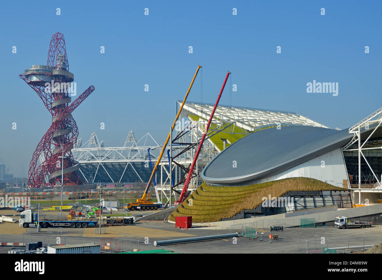 2012 Londra Olympic Park ad alterazioni del centro acquatico dopo gli eventi olimpici con orbita tower e stadio principale al di là Foto Stock