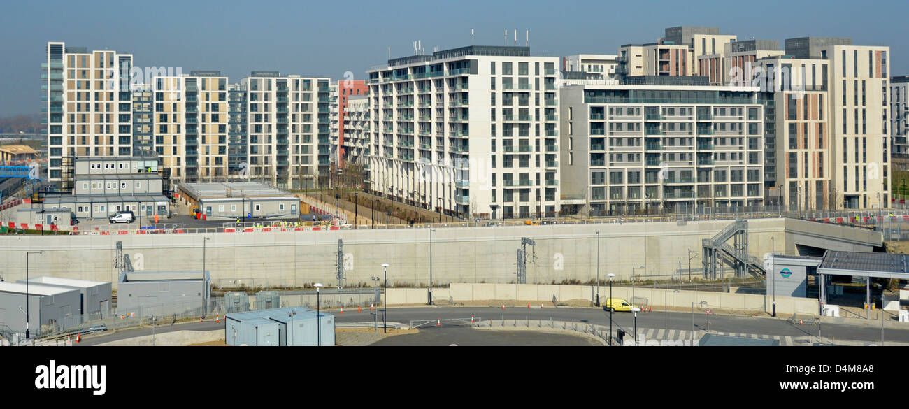 Londra gli atleti olimpici Village sistemazione essendo convertita in case con la stazione Internazionale di Stratford adiacente Foto Stock