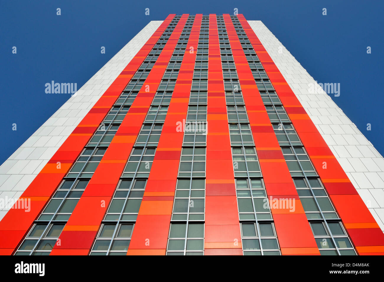 Moderno grattacielo appartamento a torre con costruzione di case con facciata di rivestimento parete tenda rossa Vermilion Tower Canning Town Newham East London UK Foto Stock