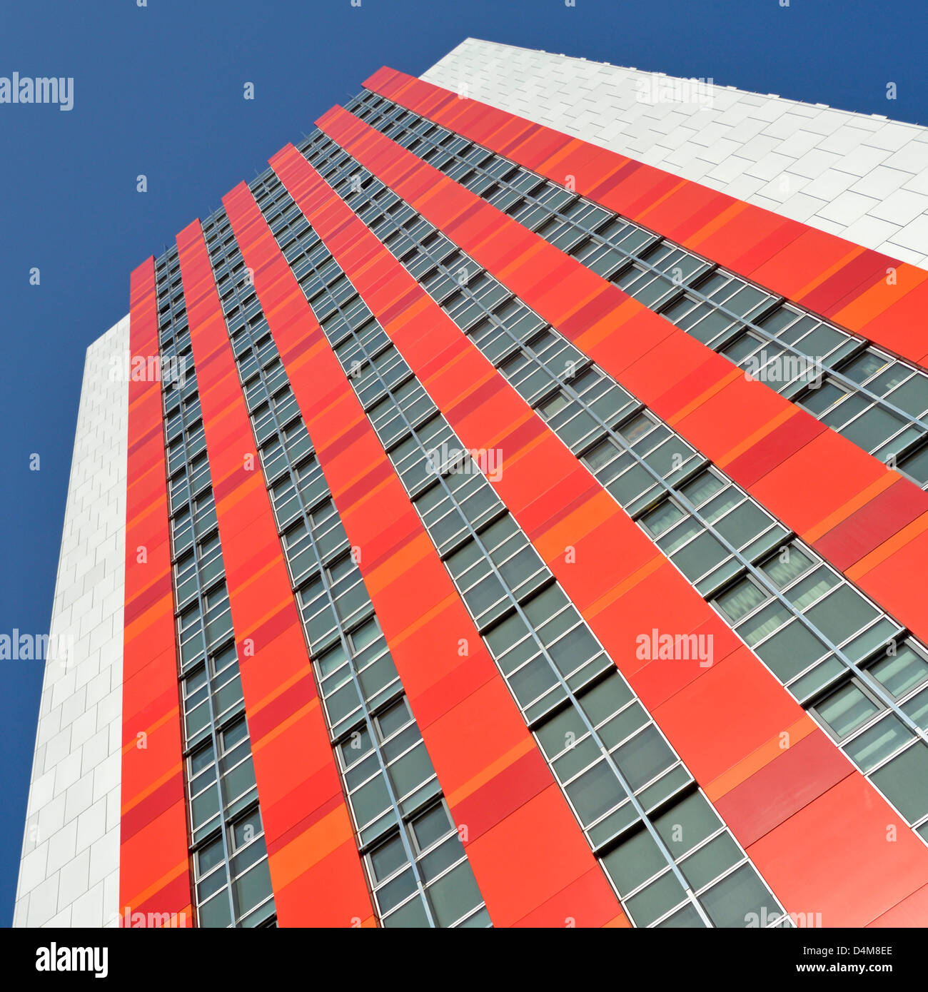 Riqualificazione di alloggiamento in East End con colorati curtain wall il rivestimento di facciata Foto Stock