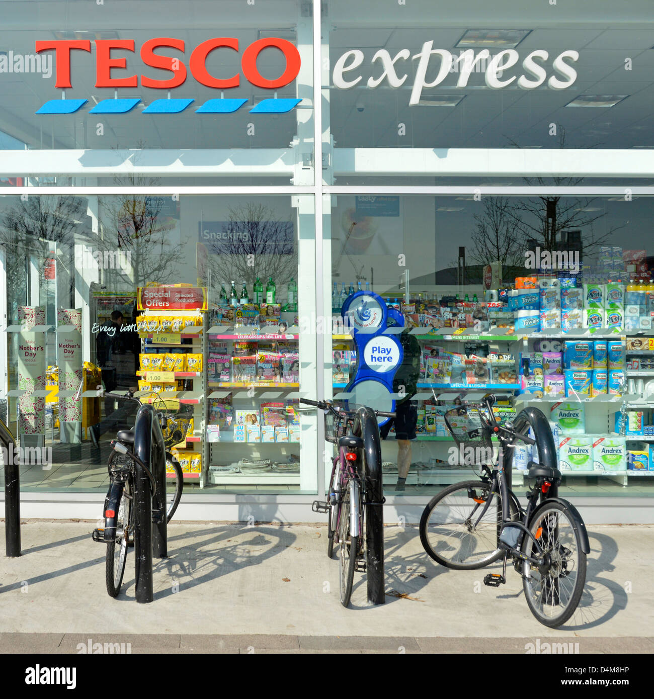 Il parcheggio per le biciclette al di fuori di spazi tesco express supermercato finestra Archivio Foto Stock