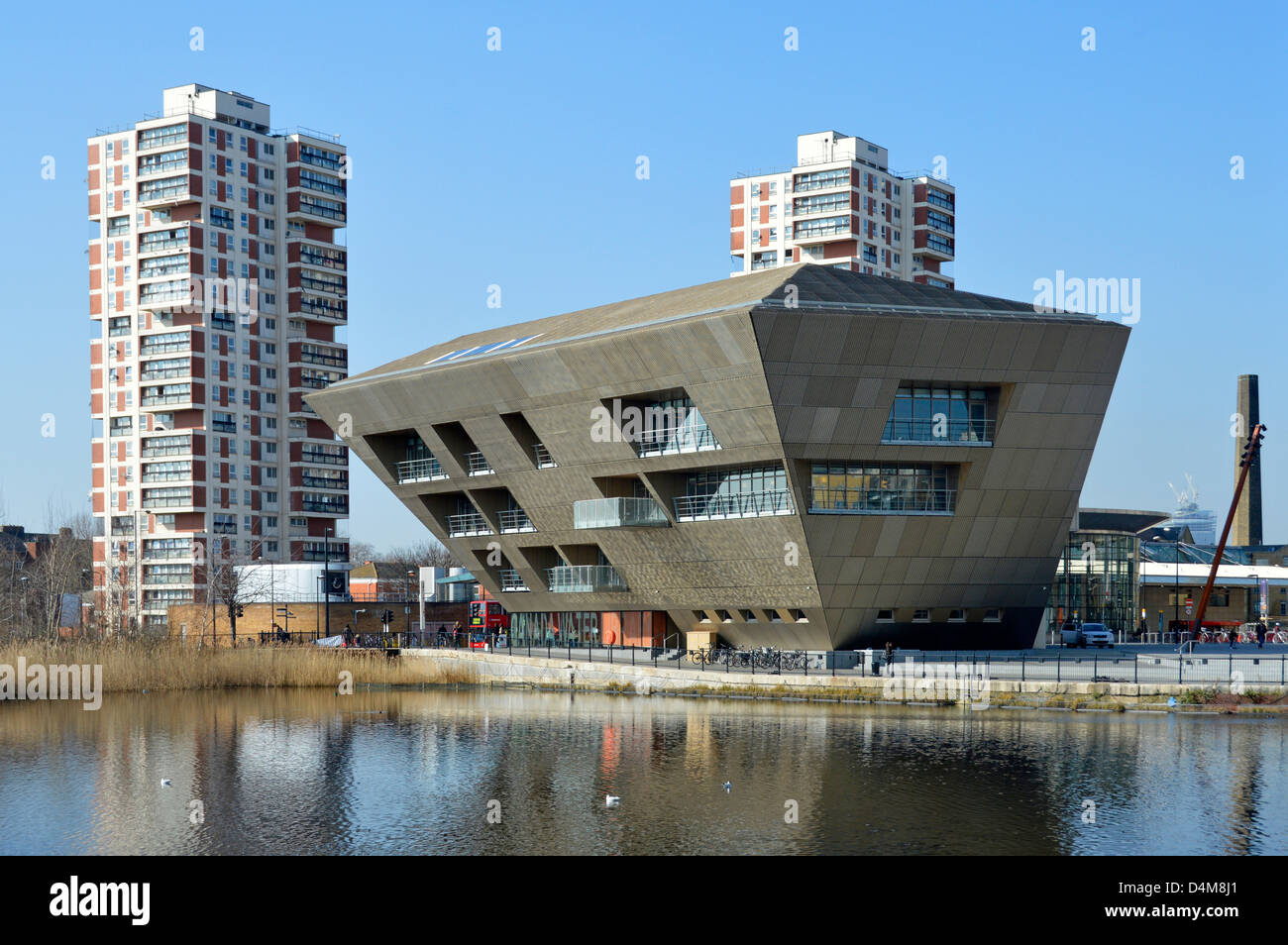 Biblioteca Pubblica in Canada acqua con elevato aumento torre residenziale al di là di blocchi Foto Stock