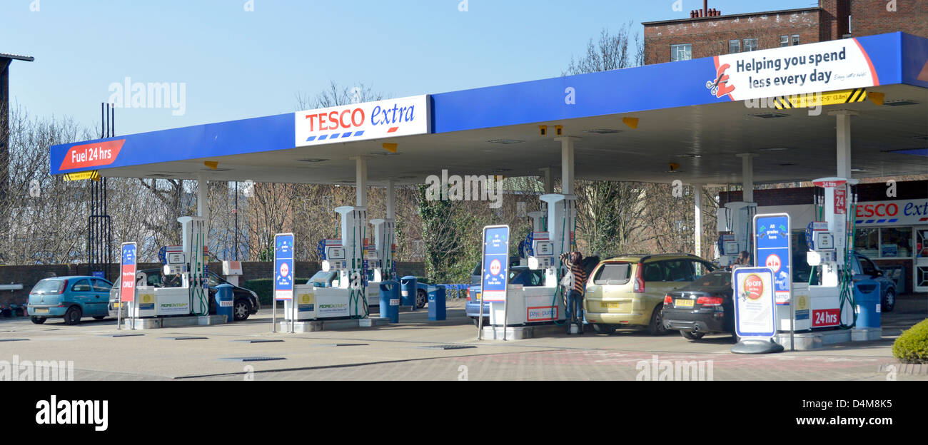 Stazione di riempimento benzina e il piazzale antistante a Tesco supermercato Extra Foto Stock