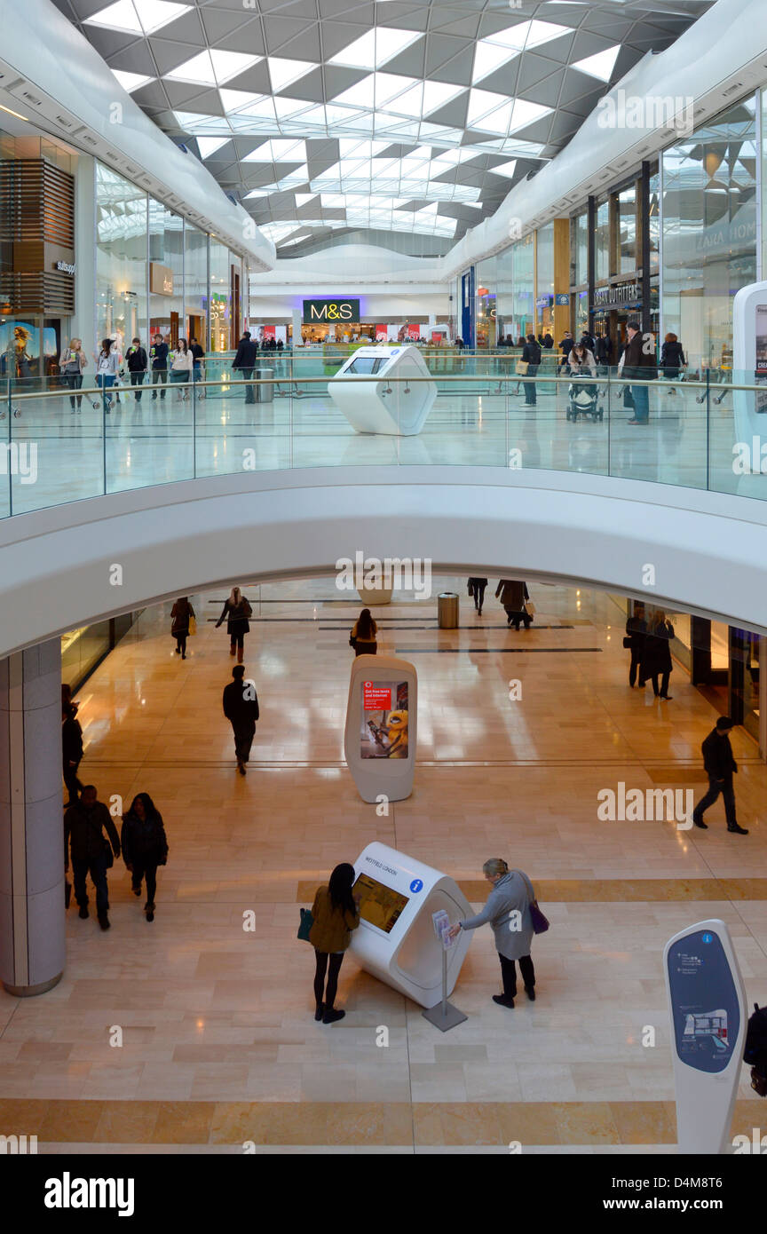 Vista interna del centro commerciale Westfield centri commerciali Città Bianca Shepherds Bush West London Inghilterra England Regno Unito Foto Stock