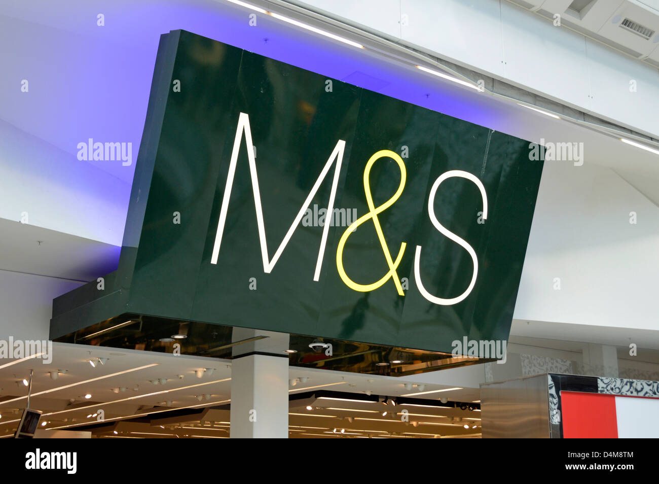 M&S logo segno sopra ingresso del negozio al Westfield Centre indoor centri commerciali Foto Stock