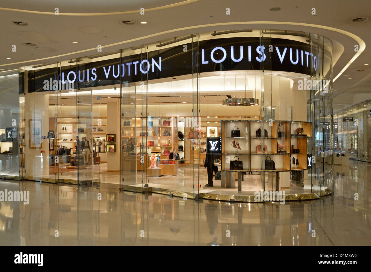 Louis Vuitton handbag store negozio finestra display anteriore al Westfield Centre indoor centri commerciali Foto Stock