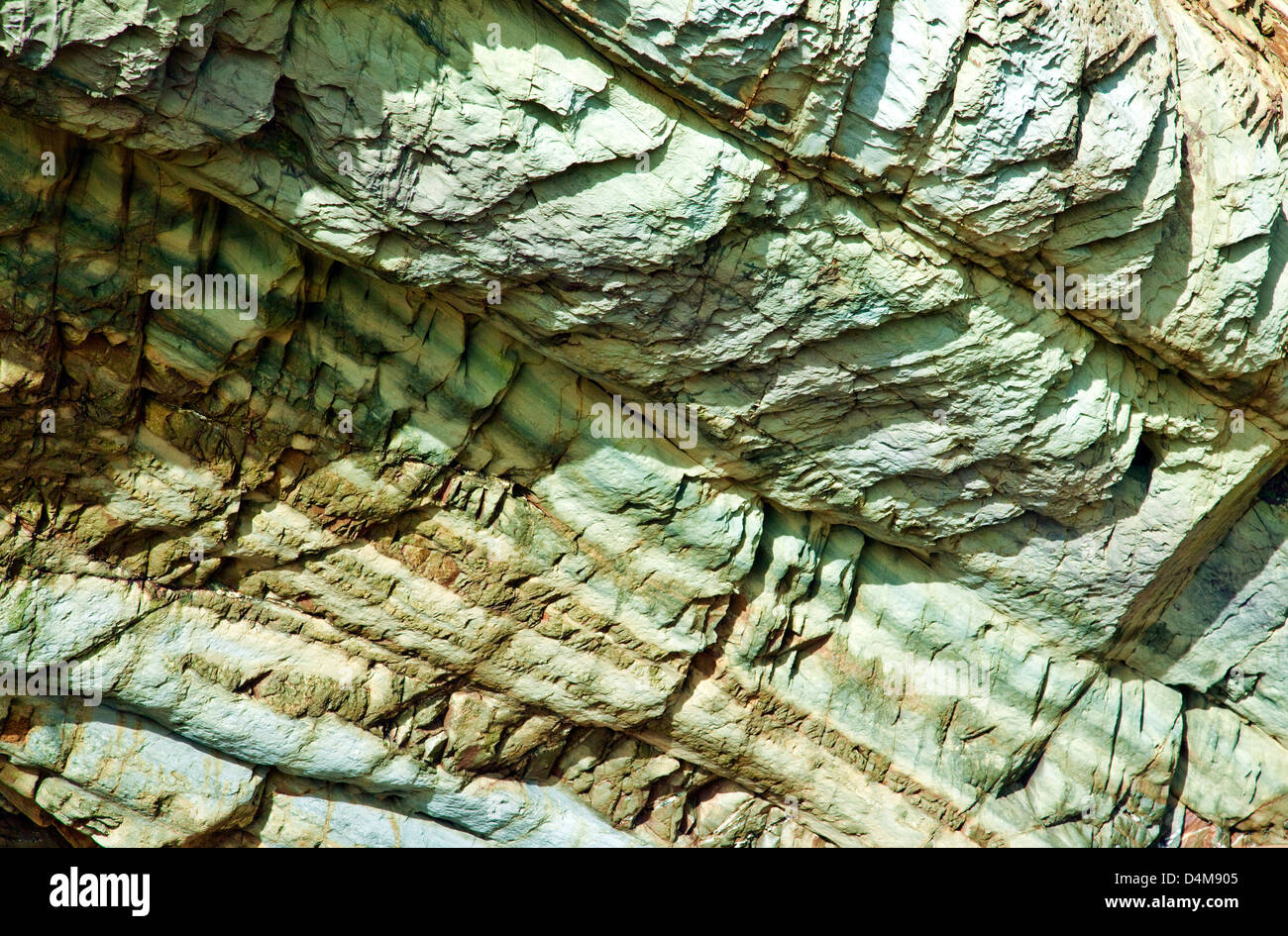 Rock e scogliere con una variegata geologia a marloes sands beach Pembrokeshire Coast National Park in tarda estate del Sud Ovest Wa Foto Stock