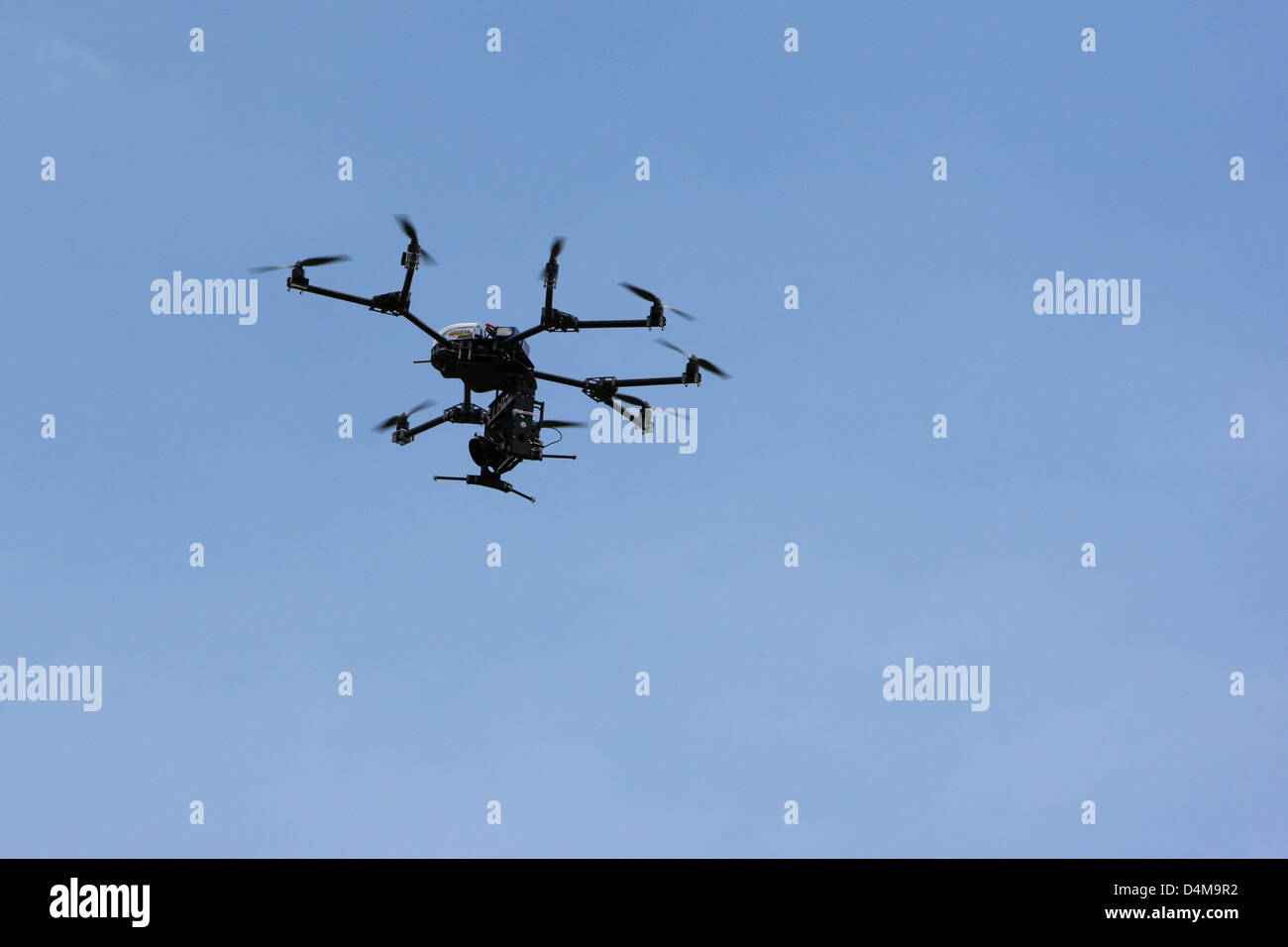 Hannover, Germania, un drone vola attraverso l'aria Foto Stock