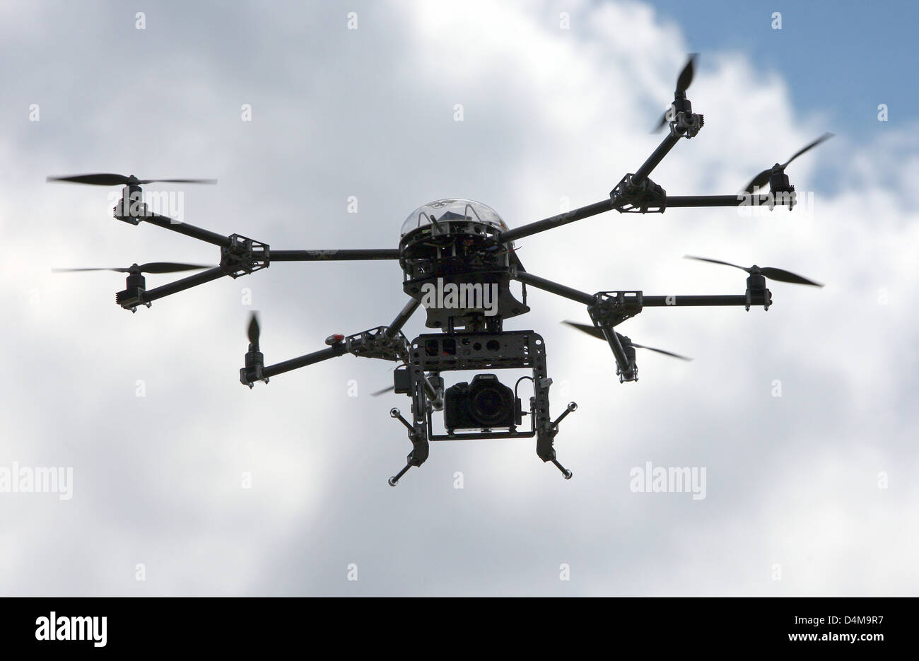 Hannover, Germania, un drone vola attraverso l'aria Foto Stock