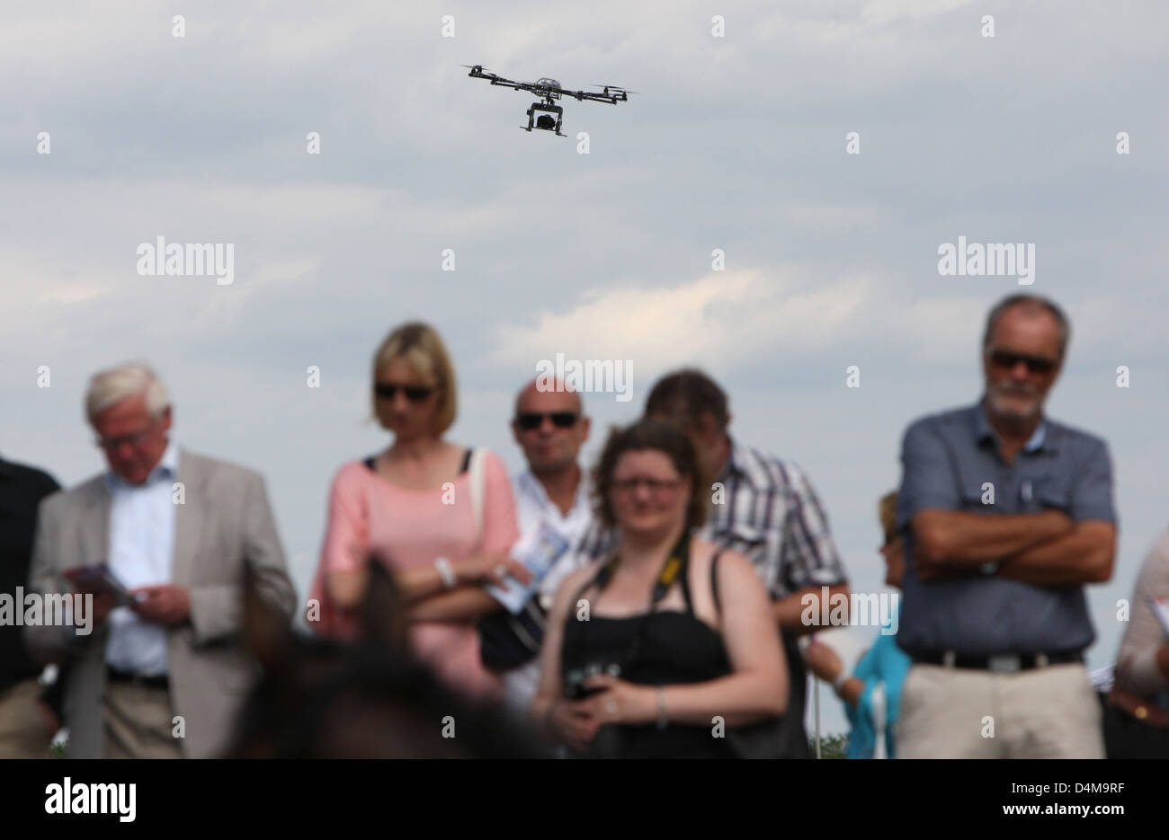Hannover, Germania, un drone vola sopra da un gruppo di persone Foto Stock