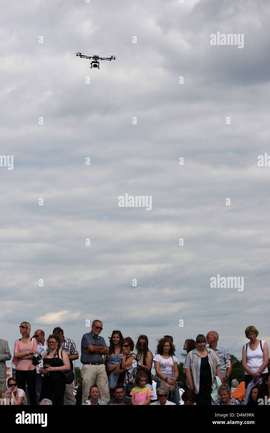 Hannover, Germania, un drone vola sopra da un gruppo di persone Foto Stock