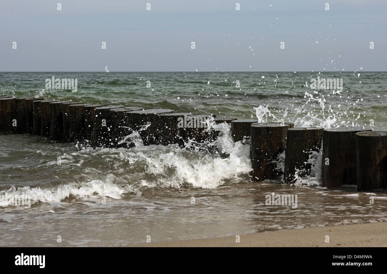 Heiligendamm, Germania, di onde che si infrangono sulla groyne Foto Stock