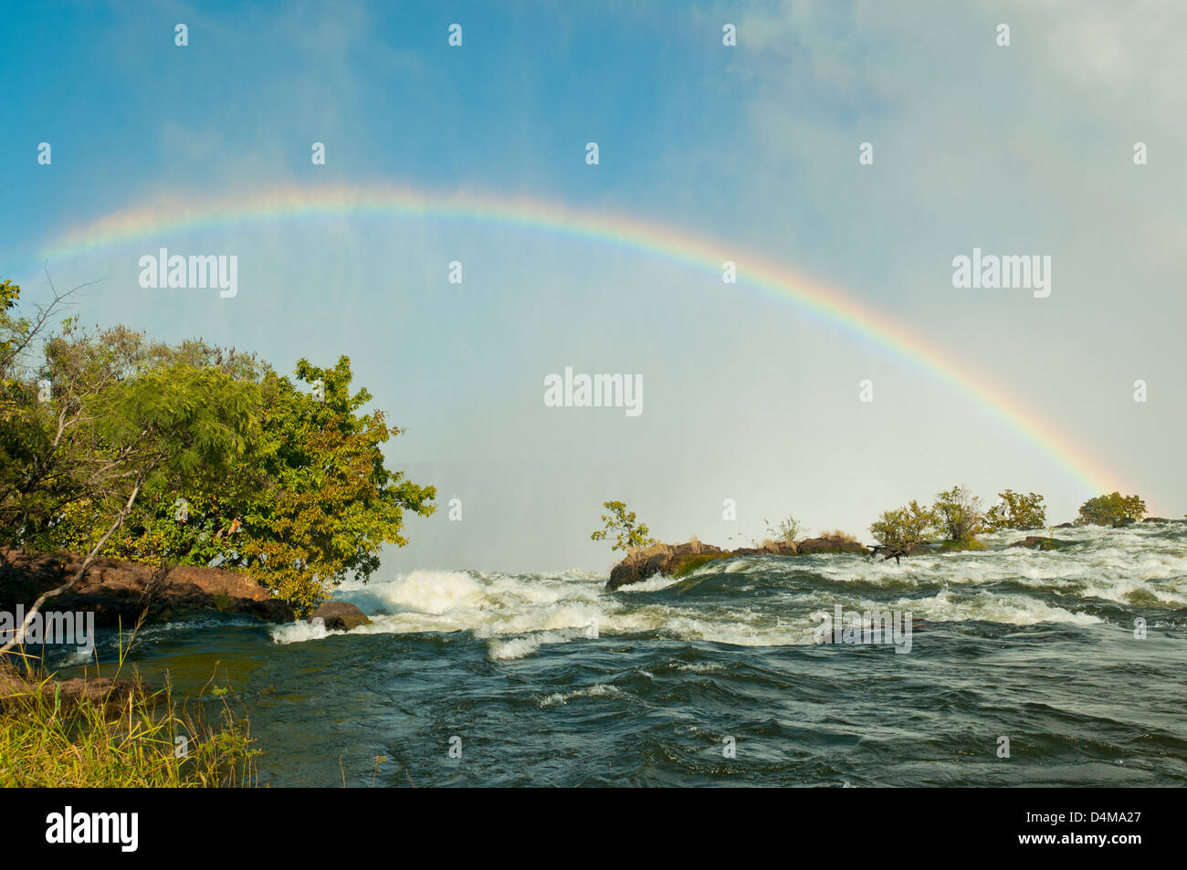 Rainbow sopra Victoria Falls, vicino a Livingstone, Zambia Foto Stock