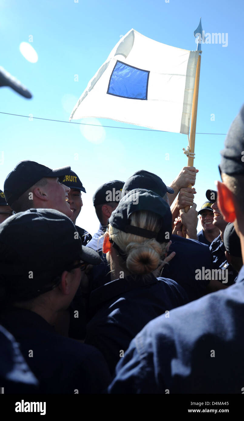 Il programma di addestramento di base della Guardia Costiera degli Stati Uniti a Cape May prepara le reclute per il loro servizio, concentrandosi sulla forma fisica, il lavoro di squadra e le competenze marittime fondamentali. Foto Stock