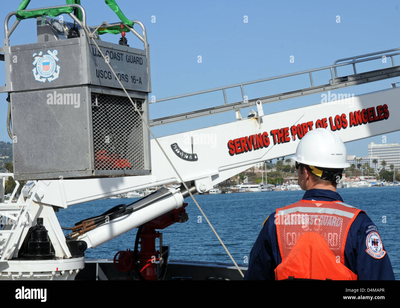 Il VOSS (Vessel of Opportunity Skimming System) è stato utilizzato per le operazioni di risposta alle fuoriuscite di petrolio. Questo sistema svolge un ruolo fondamentale nel mitigare l'impatto ambientale delle fuoriuscite di petrolio recuperando olio dalla superficie dell'acqua. Il VOSS fa parte dell'approccio globale della Guardia Costiera degli Stati Uniti alla prevenzione e alla risposta all'inquinamento marino. Foto Stock