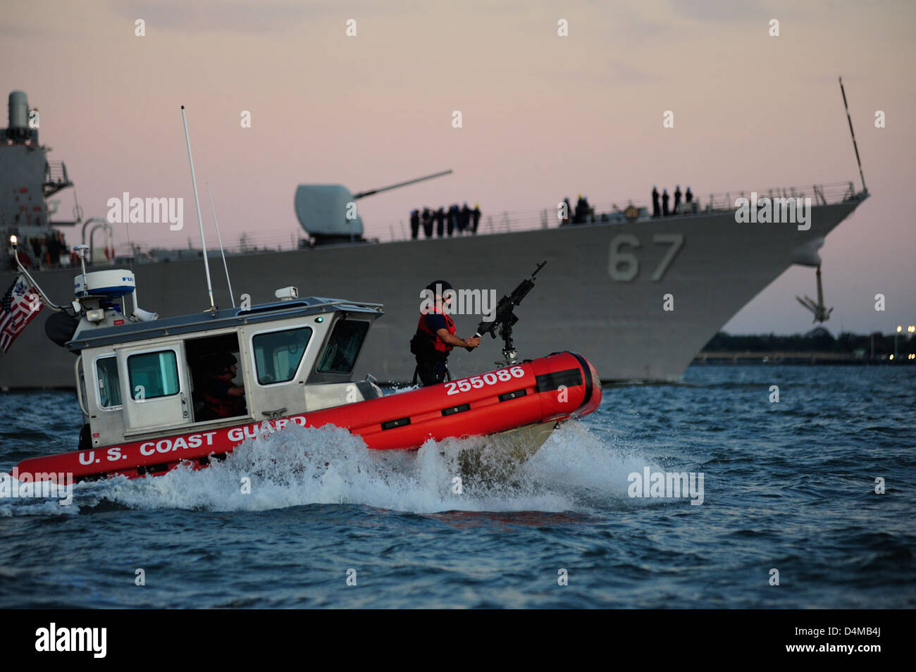 La Guardia Costiera degli Stati Uniti ha fornito una scorta di sicurezza per un trasporto di alto profilo, garantendo la sicurezza dell'operazione nelle acque degli Stati Uniti. Il ruolo della Guardia Costiera nella sicurezza è fondamentale per proteggere persone e merci durante il transito. Foto Stock