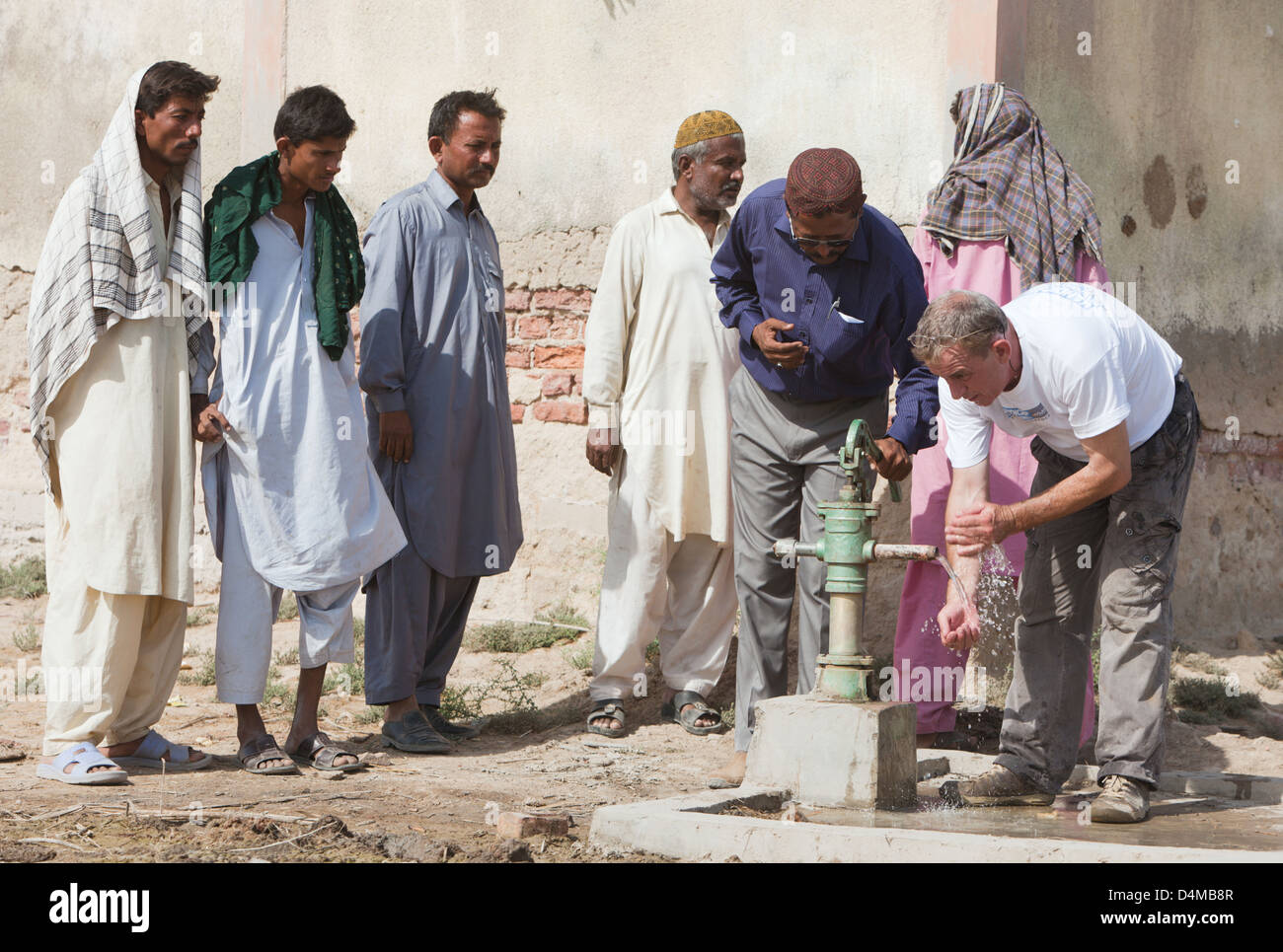 Gunglo Santani, Pakistan, Project Manager Philippe Pascal controllati una pompa acqua Foto Stock