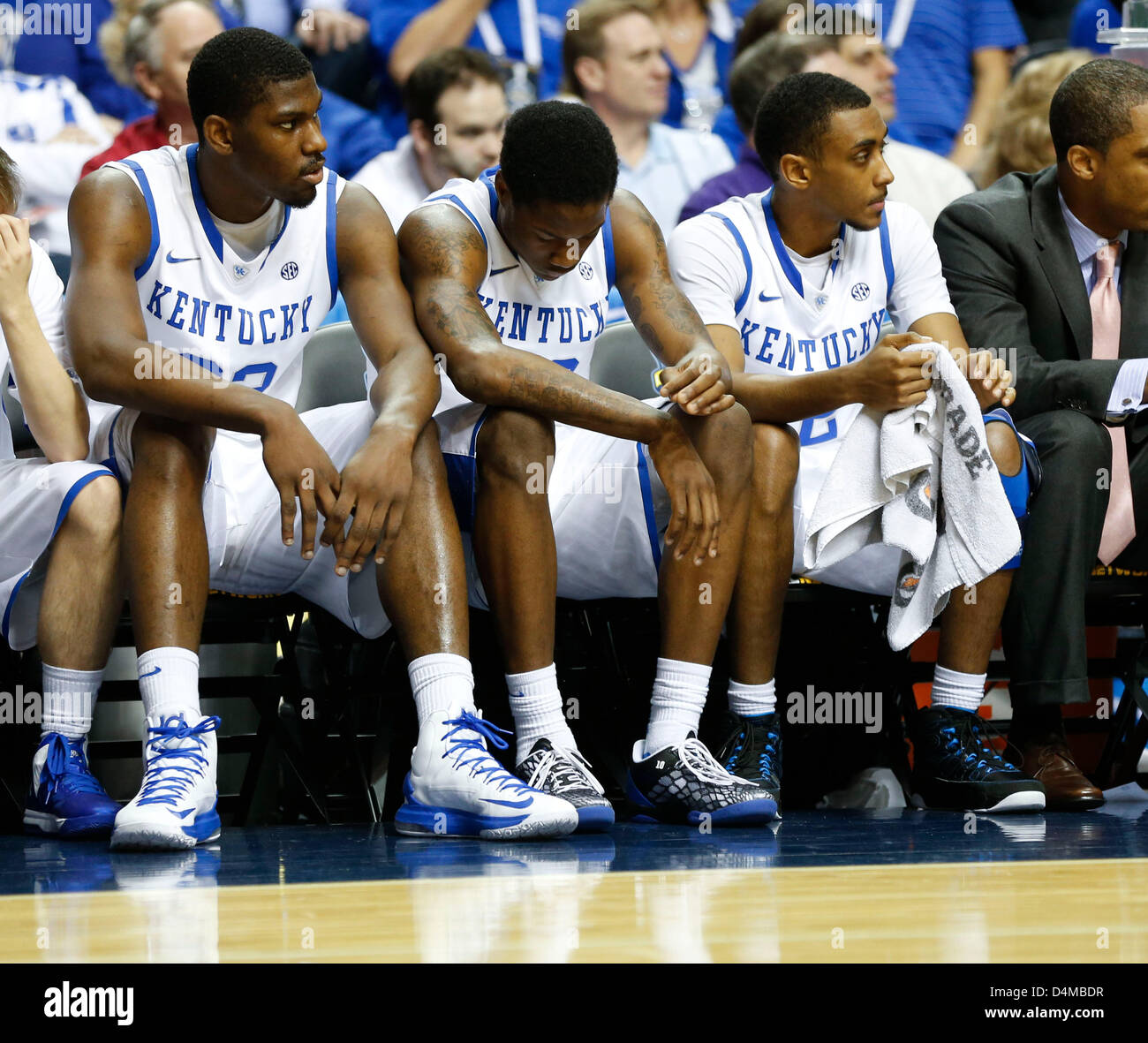 Marzo 15, 2013 - Nashville, TN, Stati Uniti d'America - Kentucky Wildcats avanti Alex Poythress (22), a sinistra, archie Goodwin, centro e Ryan Harrow, sedersi tranquillamente nei minuti finali come Vanderbilt sconfitto Kentucky 64-48 nel SEC torneo su Venerdì 15 Marzo, 2013 a Nashville,TN. Foto di Mark Cornelison | personale (credito Immagine: © Lexington Herald-Leader/ZUMAPRESS.com) Foto Stock