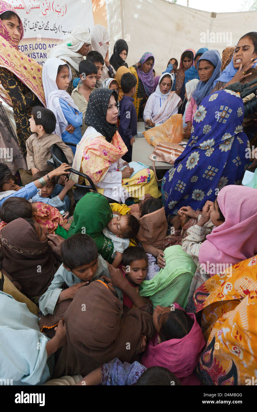 Jaffarabad, Pakistan, pazienti nel centro di salute Foto Stock
