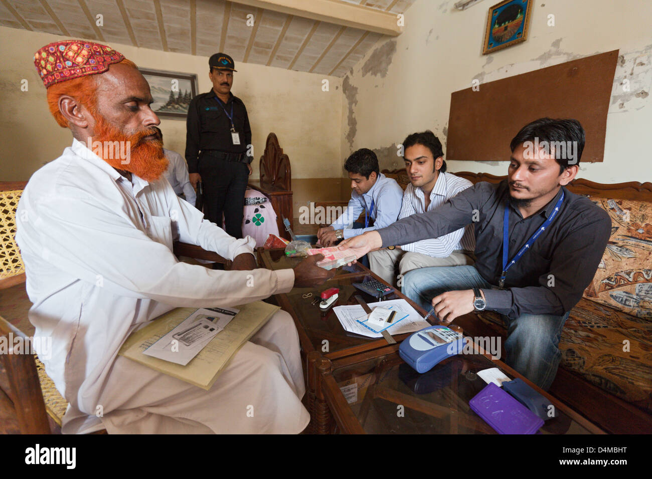 Hamzomahar, Pakistan, il sig. Hafiz prende i fondi ricevuti per i propri lavoratori Foto Stock