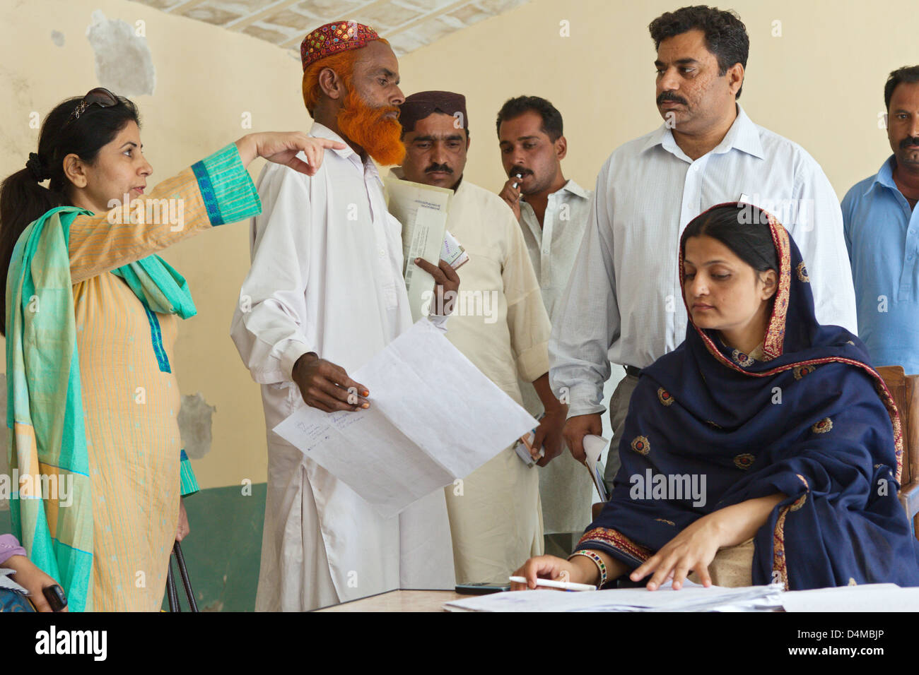 Hamzomahar, Pakistan, dal ricevimento del denaro per il sig. Hafiz Foto Stock