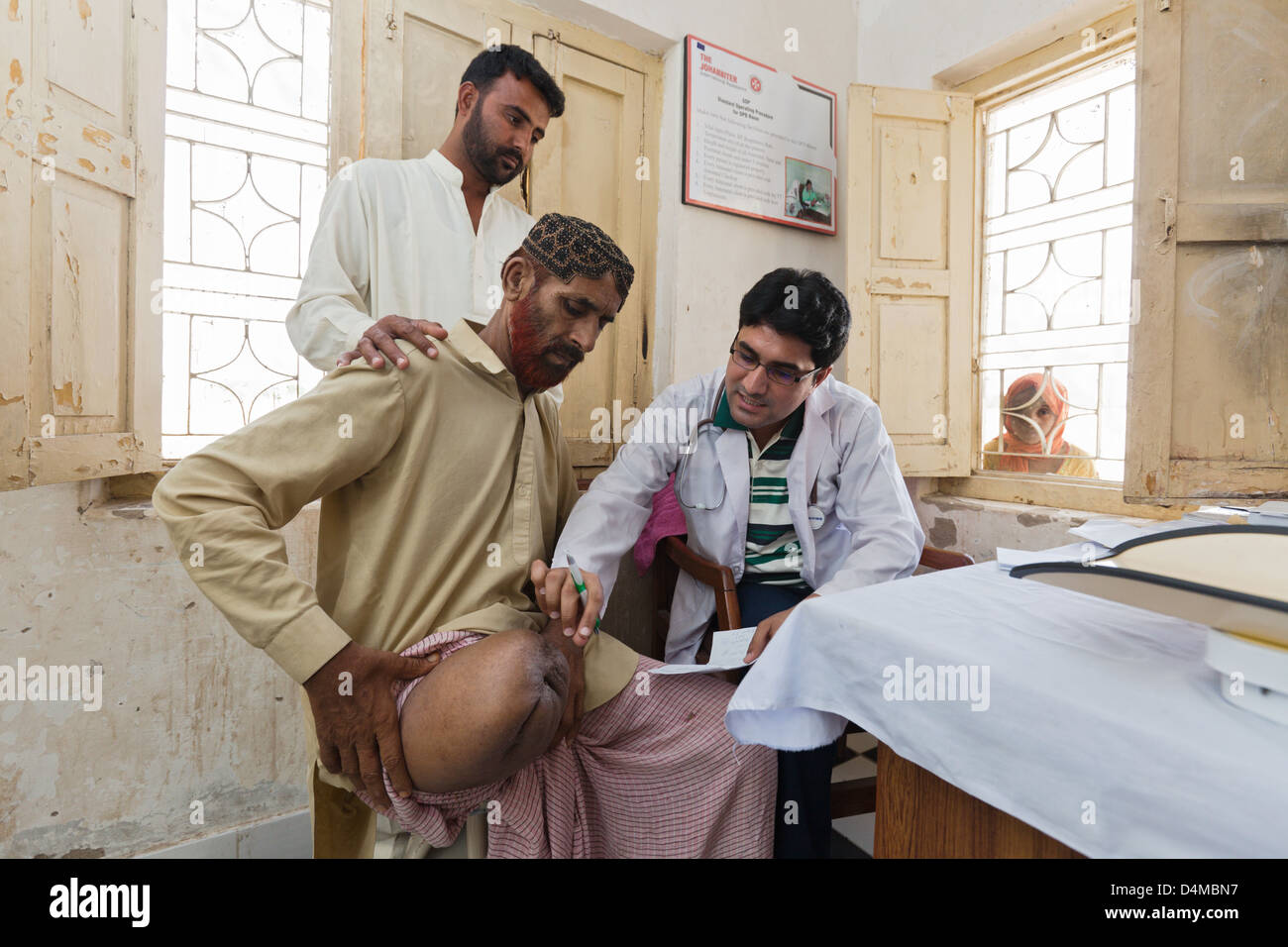 Dalel Buriro, Pakistan, il medico esamina la gamba mutilati Ali Mumthar Foto Stock