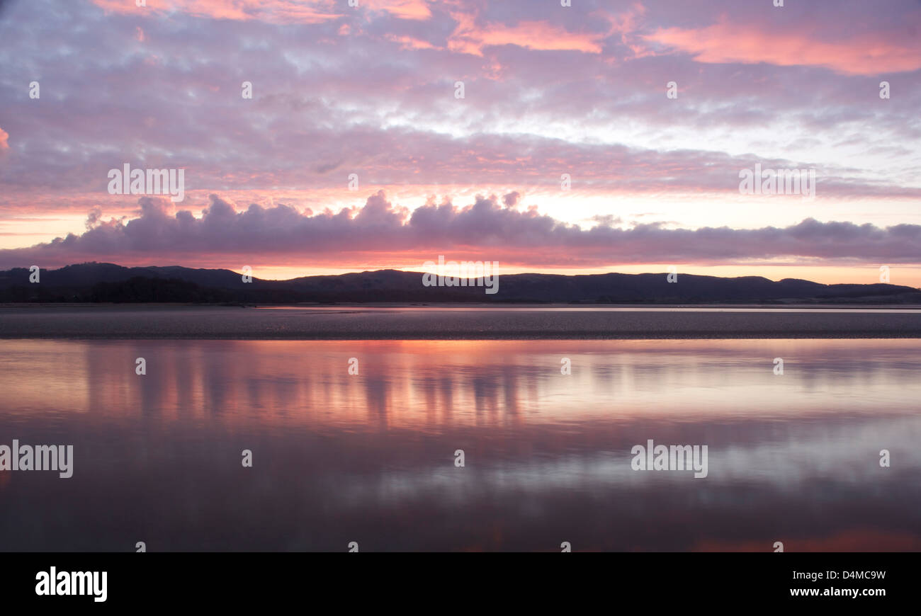 Mattino cielo riflessioni su un estuario nel Parco nazionale del Lake District in Cumbria Regno Unito. Foto Stock