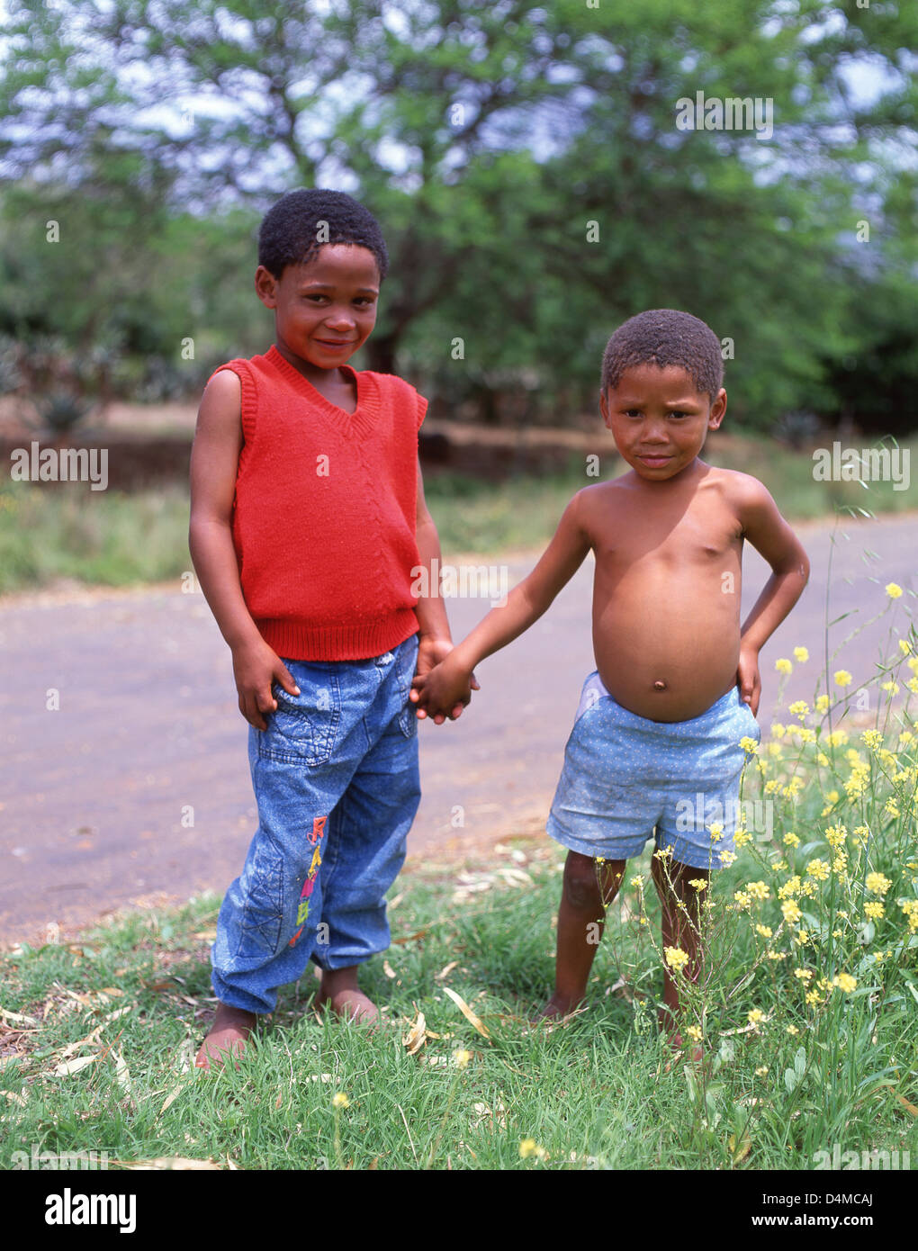 Giovane nero ragazzi in piedi dal lato della strada e Western Cape Province, Repubblica del Sud Africa Foto Stock