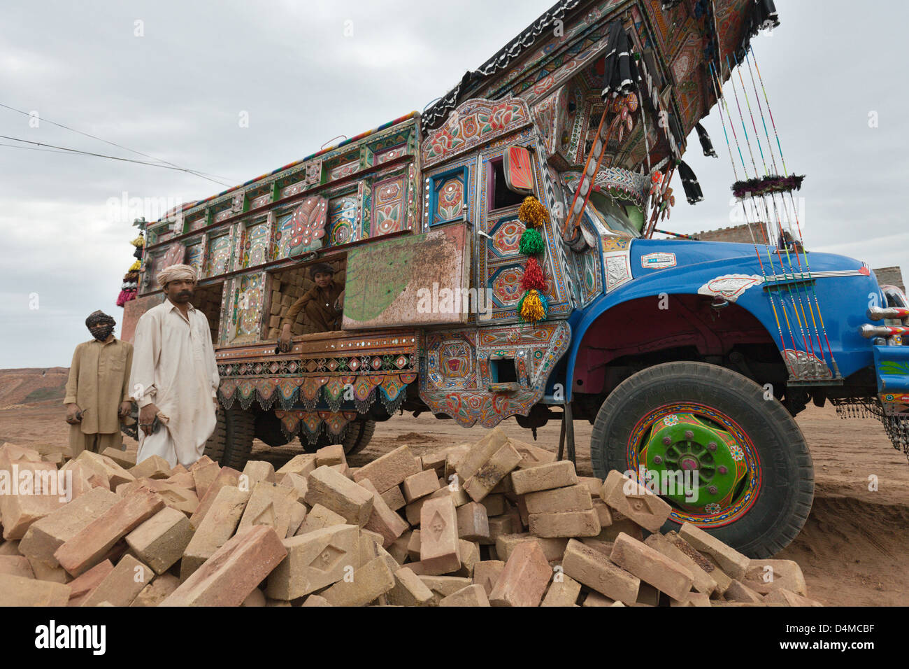 Islamabad, Pakistan, carrello è caricato con mattoni Foto Stock