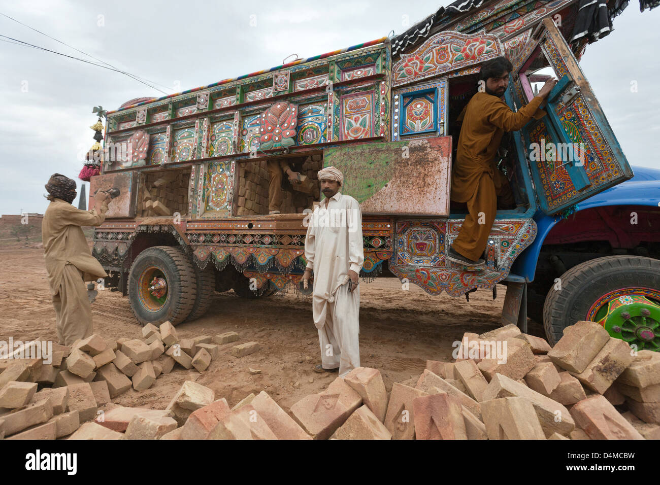 Islamabad, Pakistan, carrello è caricato con mattoni Foto Stock